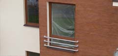 accoudoirs de protection des fenêtres réalisés en tubes séparés